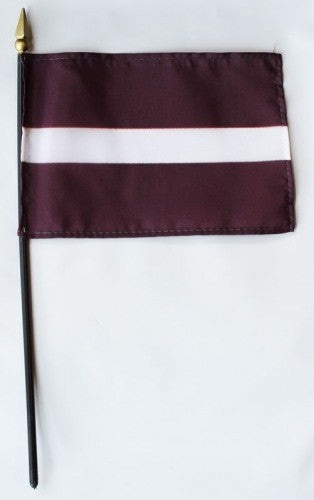 Banderas de palo montadas de Letonia de 4 x 6 pulgadas